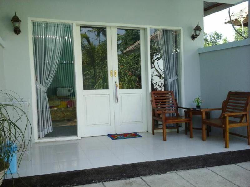 Pineapple Guest House Gili Air Exteriör bild